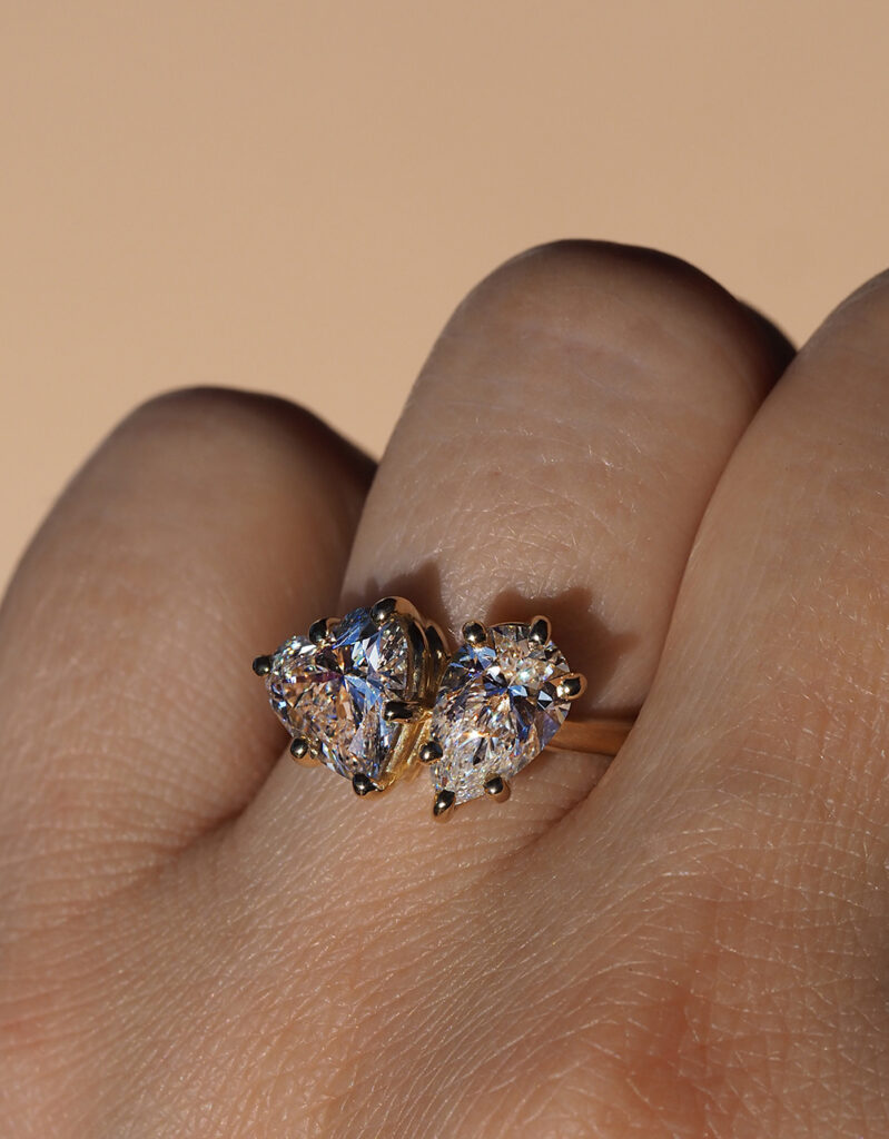 Pierścionek Toi et Moi z laboratoryjnymi diamentami w szlifie serca i gruszki, 14K żółte złoto _ 3,53 ct